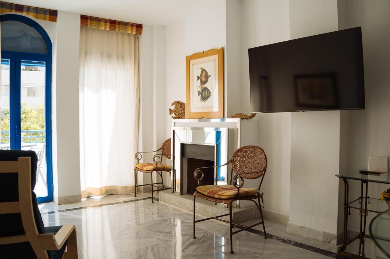 Komodo House - Bright Beachfront Duplex With Parking, Pool & Gym * Marbella