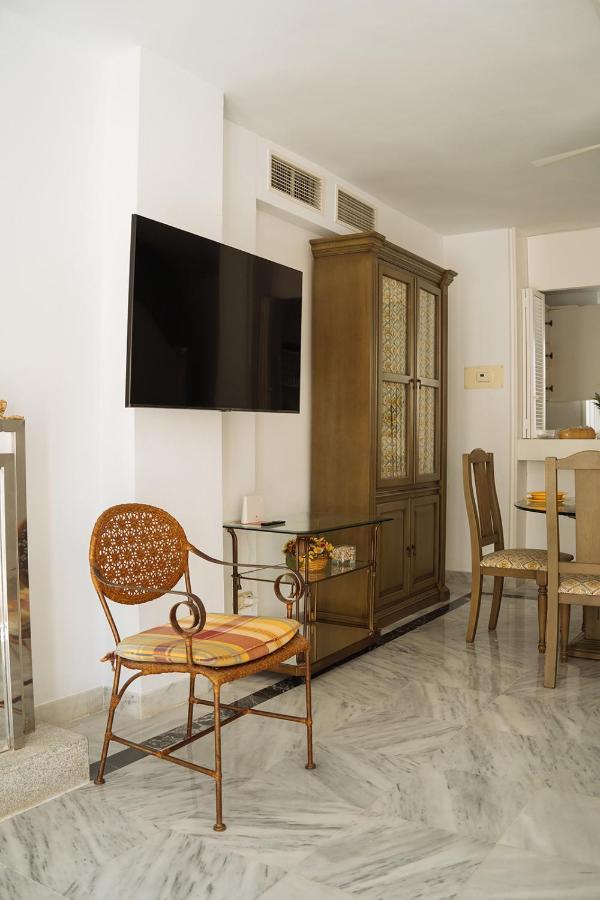 Apartment Komodo House - Bright Beachfront Duplex With Parking, Pool & Gym *