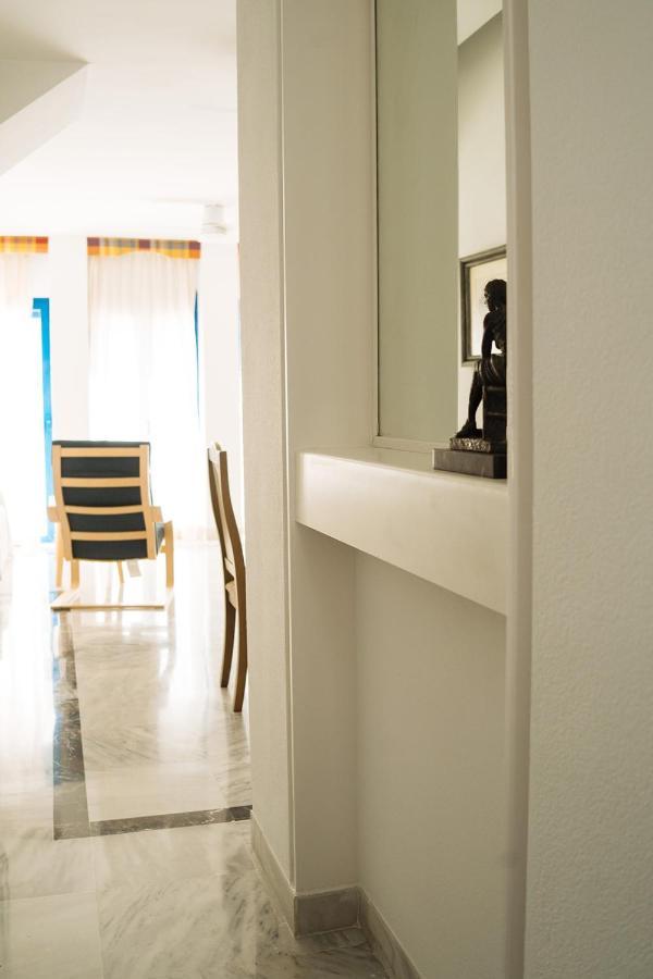 Apartment Komodo House - Bright Beachfront Duplex With Parking, Pool & Gym Marbella