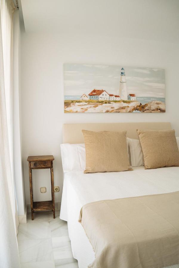 Komodo House - Bright Beachfront Duplex With Parking, Pool & Gym Marbella