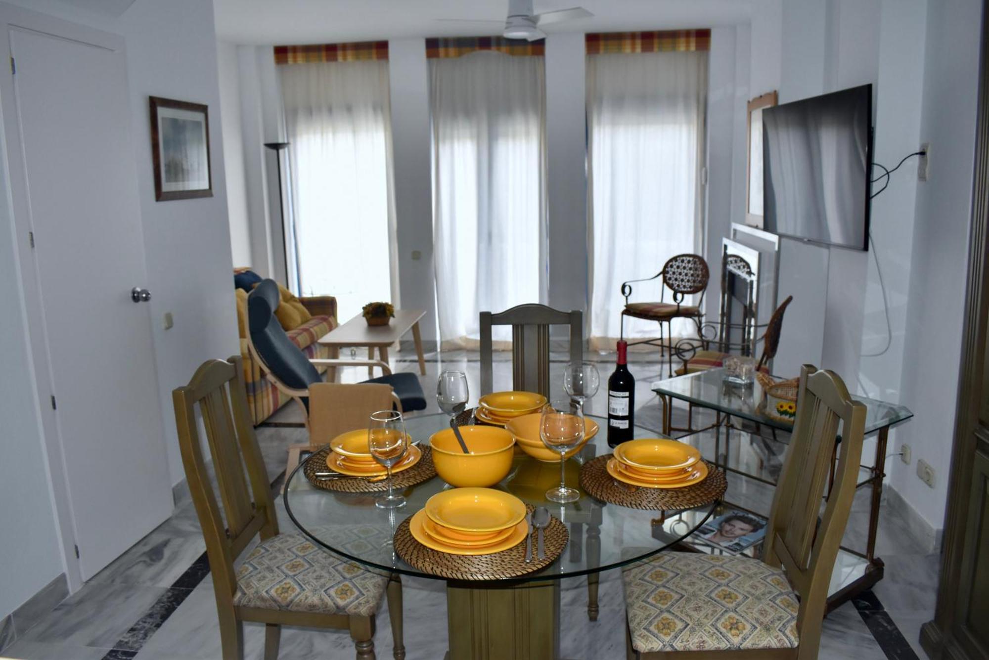 Komodo House - Bright Beachfront Duplex With Parking, Pool & Gym Apartamento Marbella