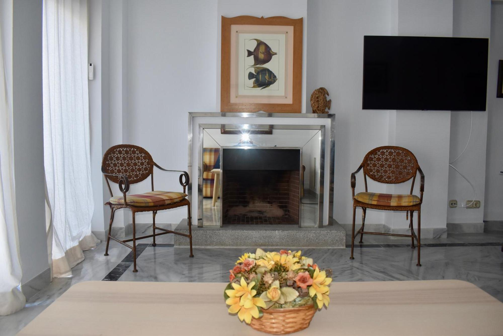 Komodo House - Bright Beachfront Duplex With Parking, Pool & Gym Apartment Marbella
