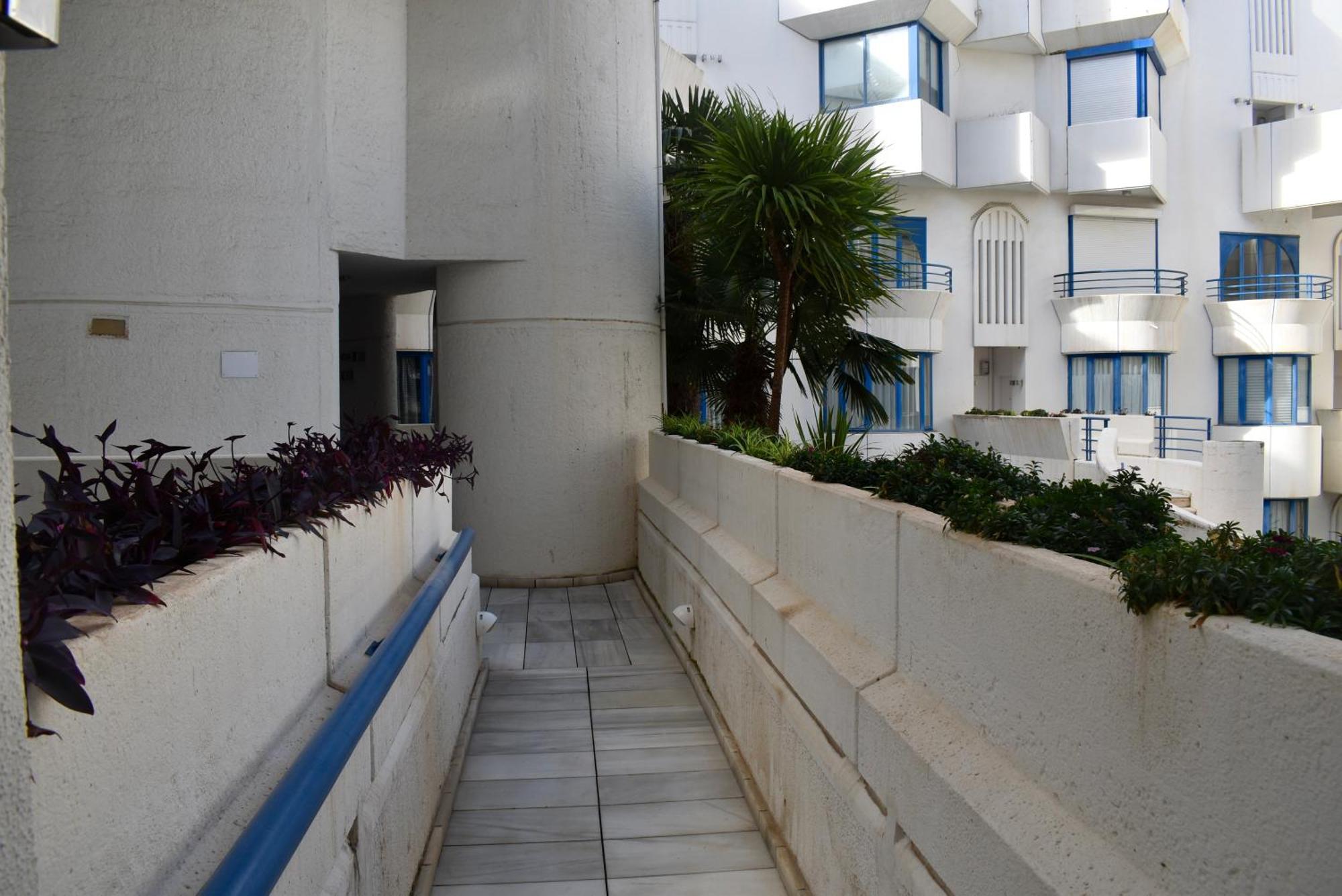 Komodo House - Bright Beachfront Duplex With Parking, Pool & Gym Marbella
