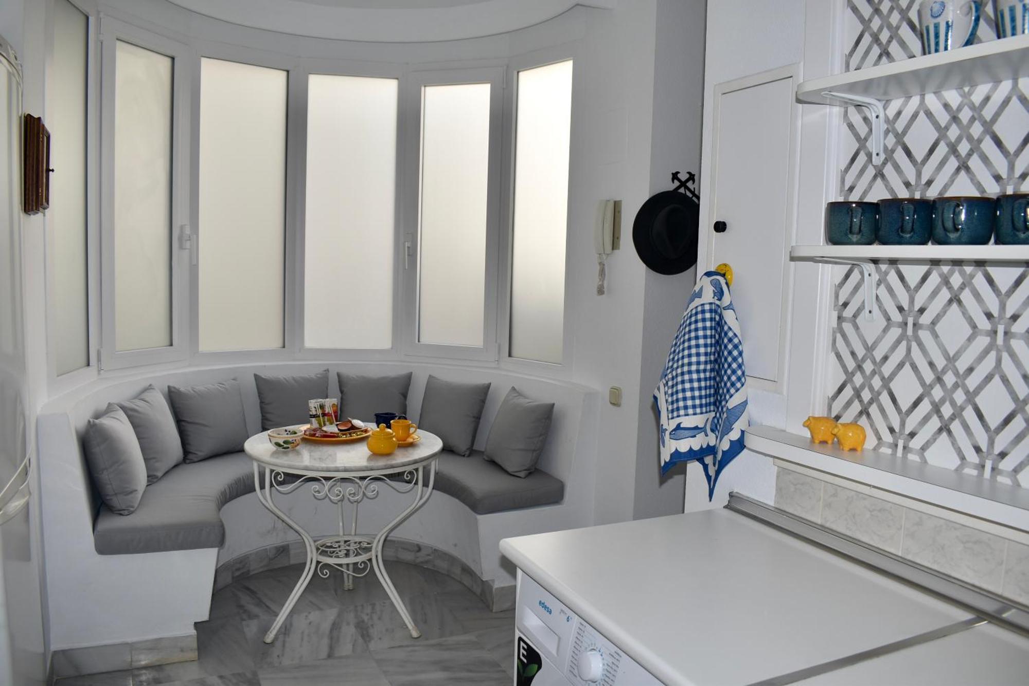 Komodo House - Bright Beachfront Duplex With Parking, Pool & Gym