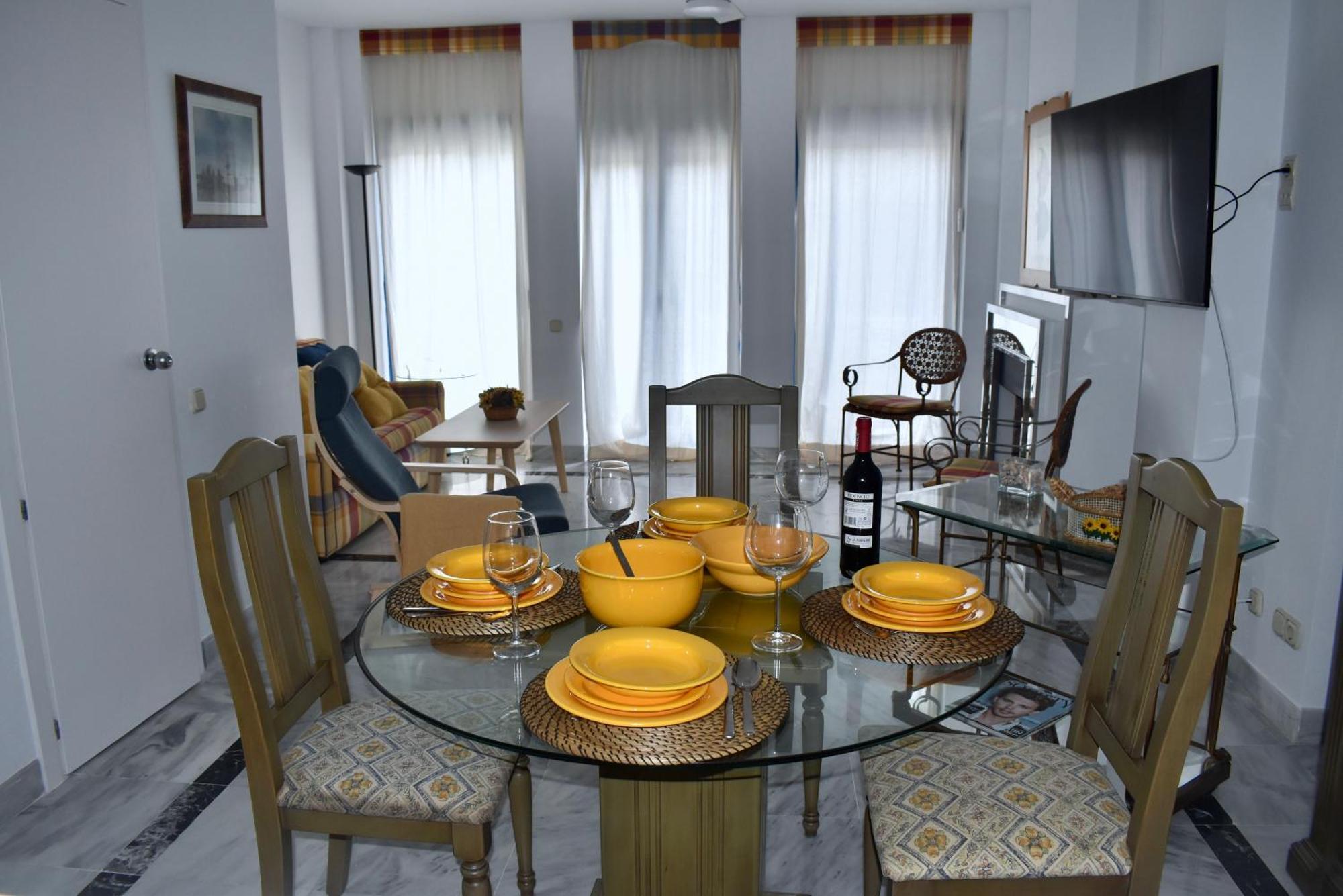 Komodo House - Bright Beachfront Duplex With Parking, Pool & Gym Apartment