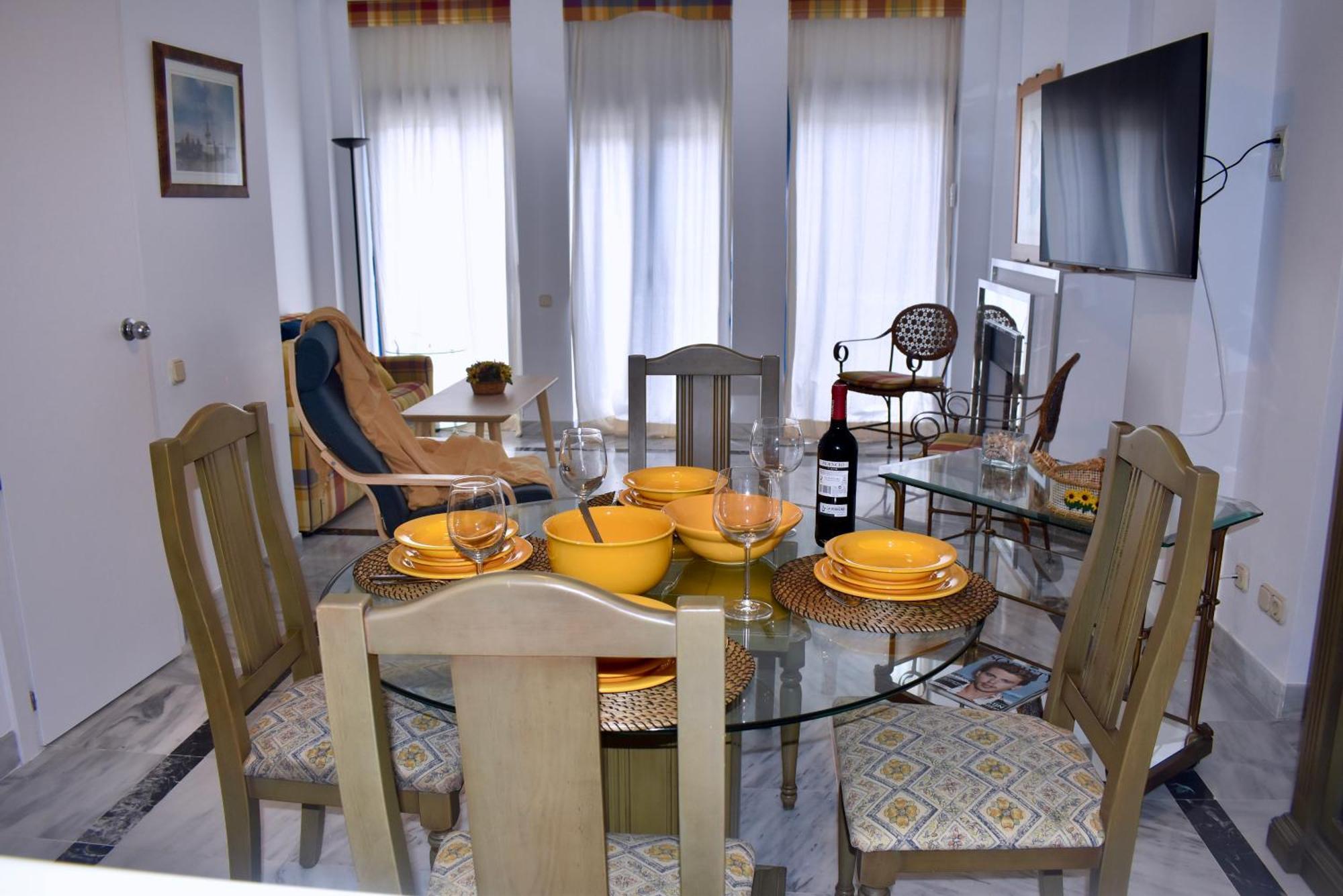 Komodo House - Bright Beachfront Duplex With Parking, Pool & Gym Apartment